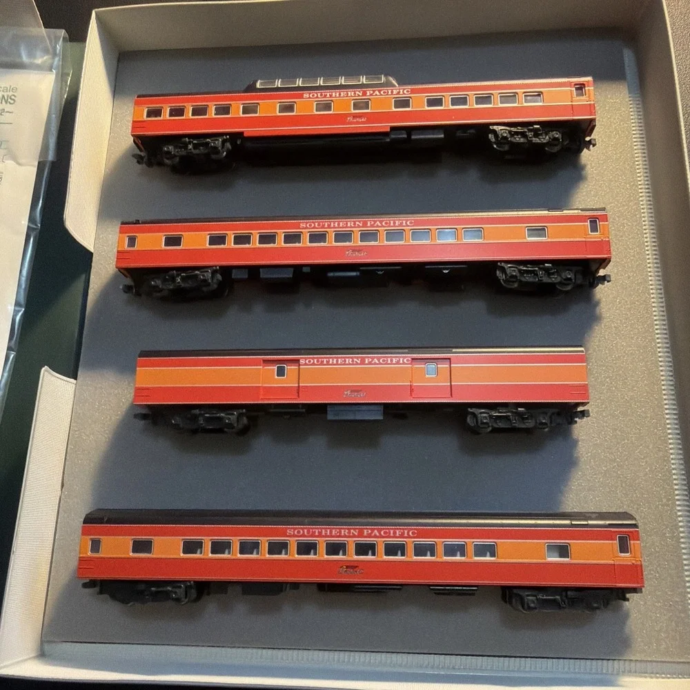 Kato 106-029 N Scale Southern Pacific Daylight Smooth Side 4-Car Passenger Set